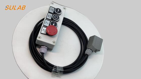 Cuadro de control de la inspección de la escalera mecánica TKE con botón de parada de emergencia, indicación en tiempo real del código de fallo y normas de seguridad EN 81-20