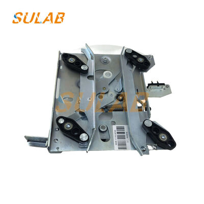 KM902670G13 R6 Cuchillo de puerta de brazo corto con placa de acero galvanizado espeso y mecanismo de bloqueo incorporado para la seguridad del operador de la puerta del ascensor